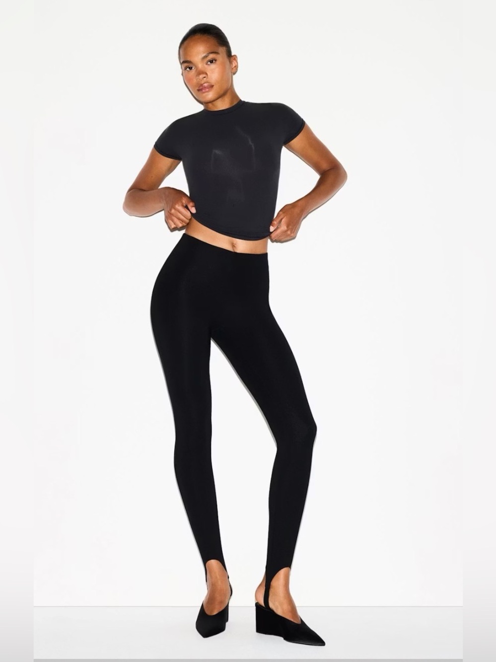 SKIMS THE ESSENTIAL PANTS
HIGH WAIST STIRRUP LEGGING
PT-PNT-10140W OBSIDIAN 
XXS